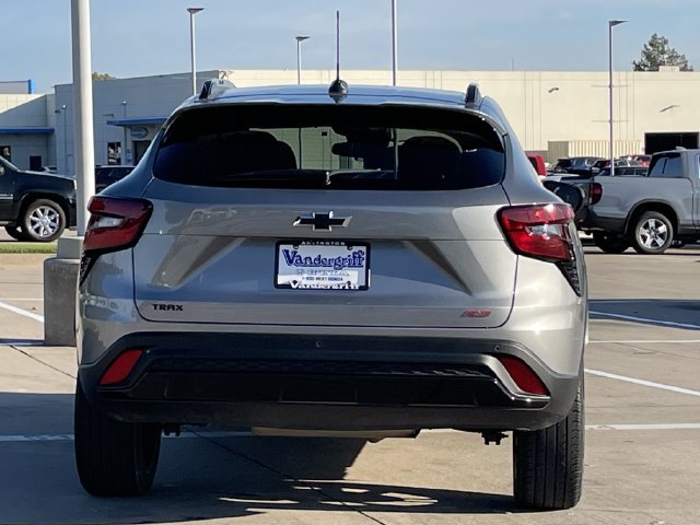 Used 2024 Chevrolet Trax RS w/ Sunroof Package FWD image 5