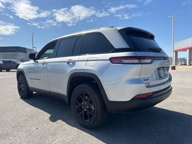 Used 2025 Jeep Grand Cherokee Altitude image 4