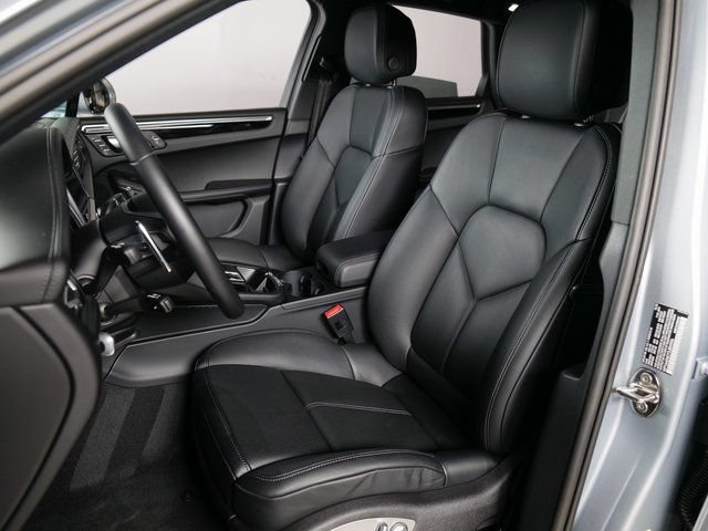 Certified 2026 Porsche Macan AWD/4WD image 5