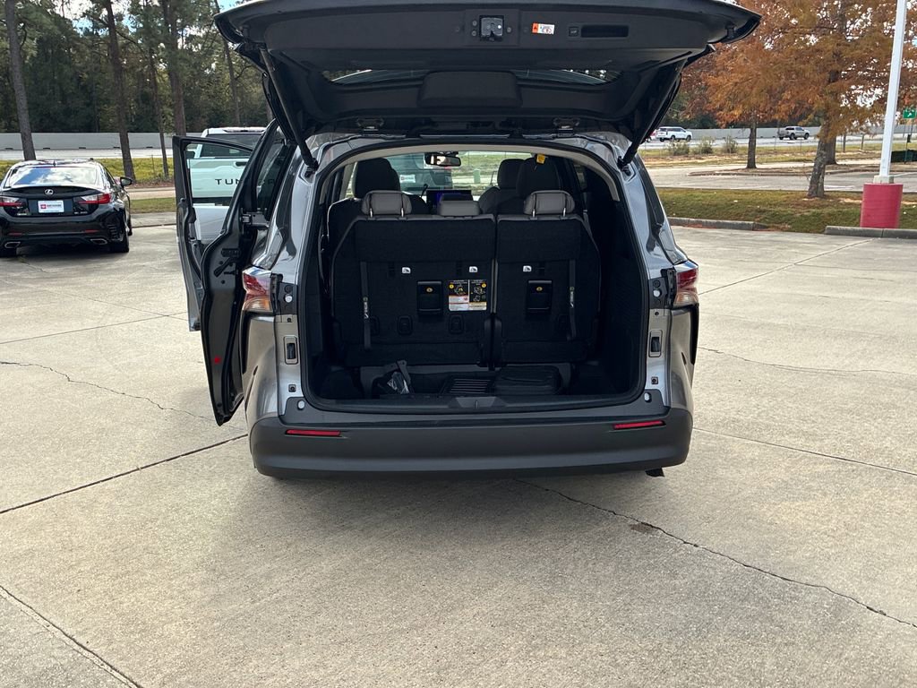 New 2026 Toyota Sienna LE image 33