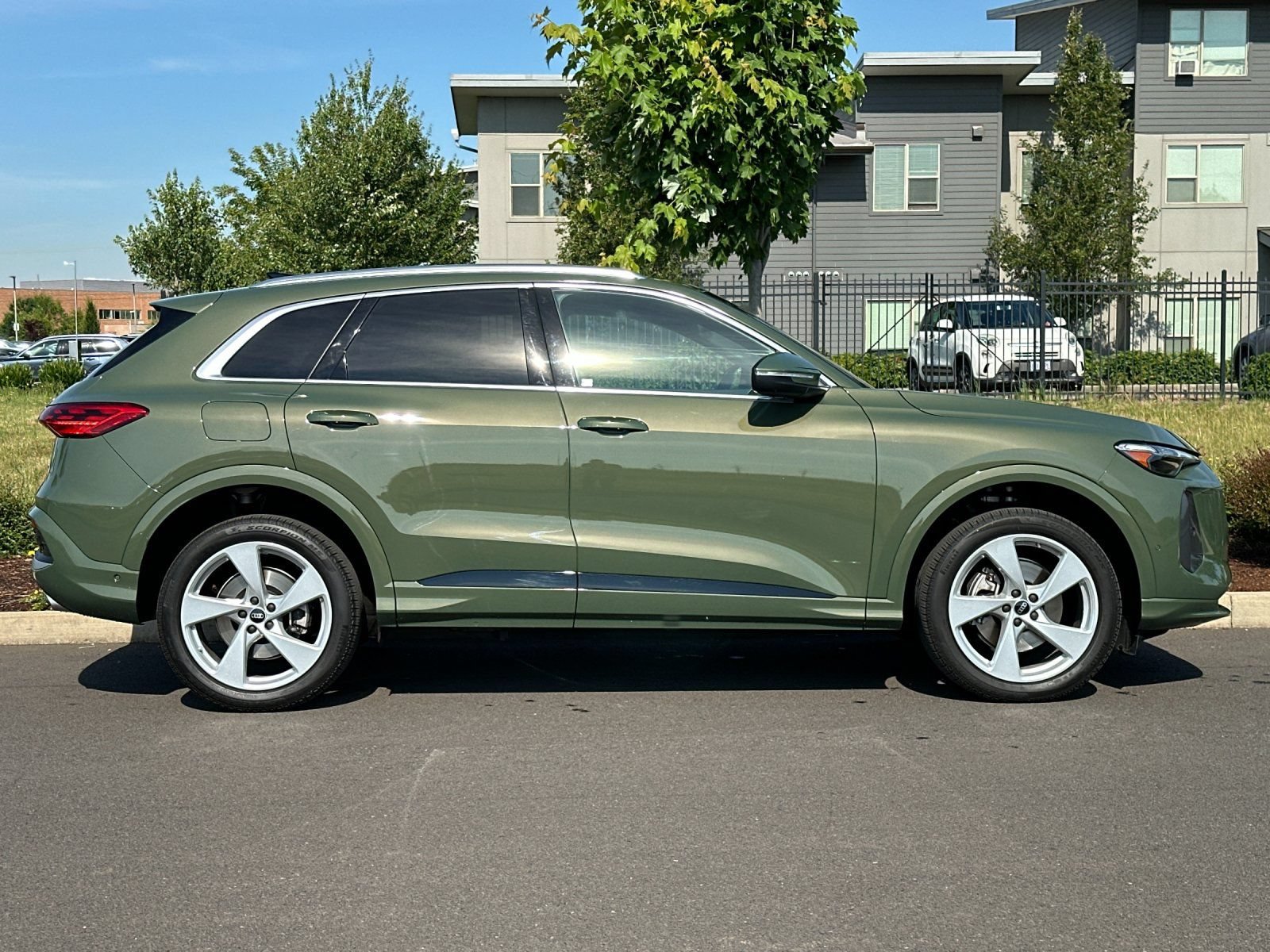 Used 2025 Audi Q5 Premium w/ Premium Plus AWD/4WD image 2