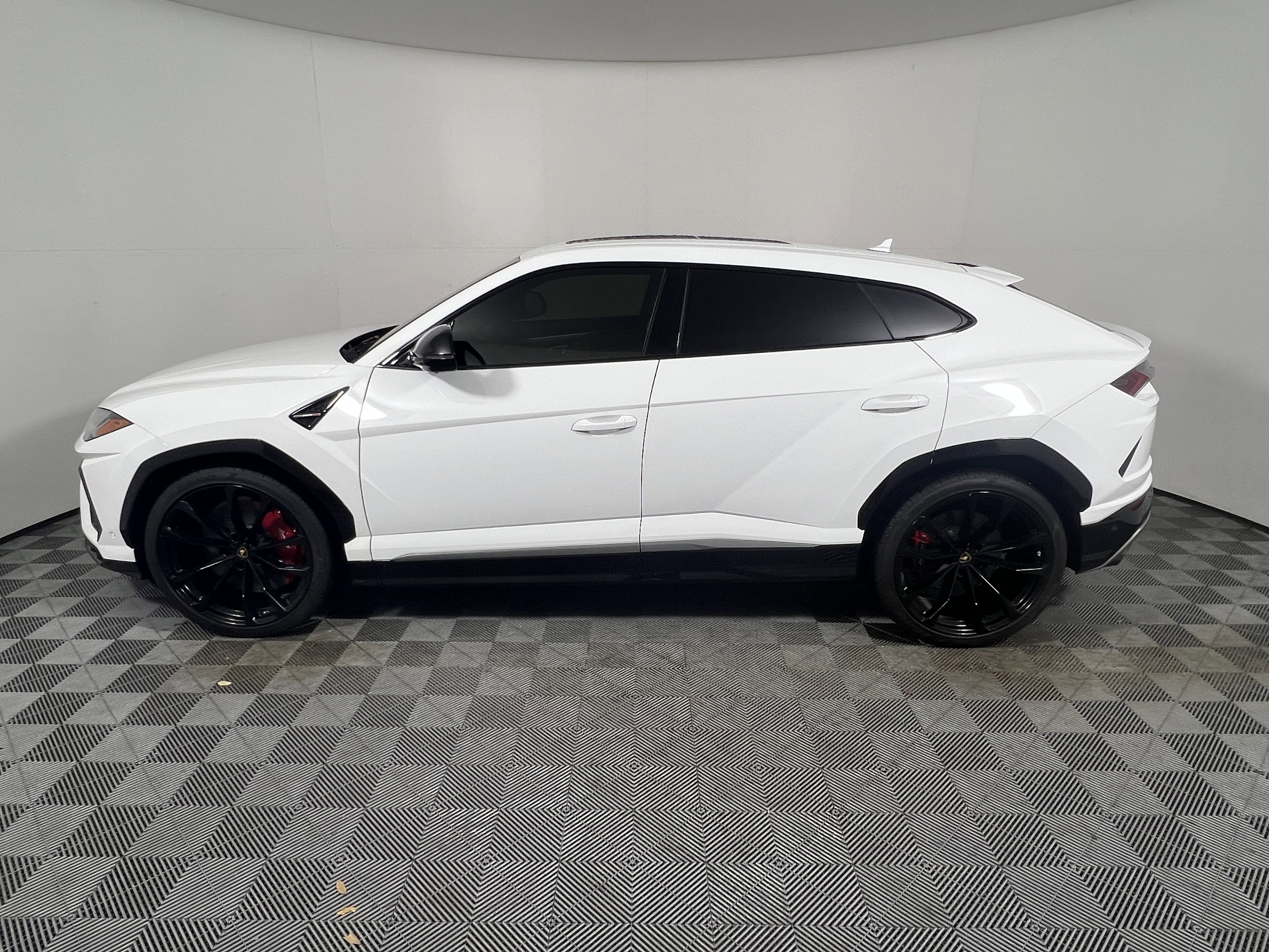 Used 2019 Lamborghini Urus AWD/4WD image 2