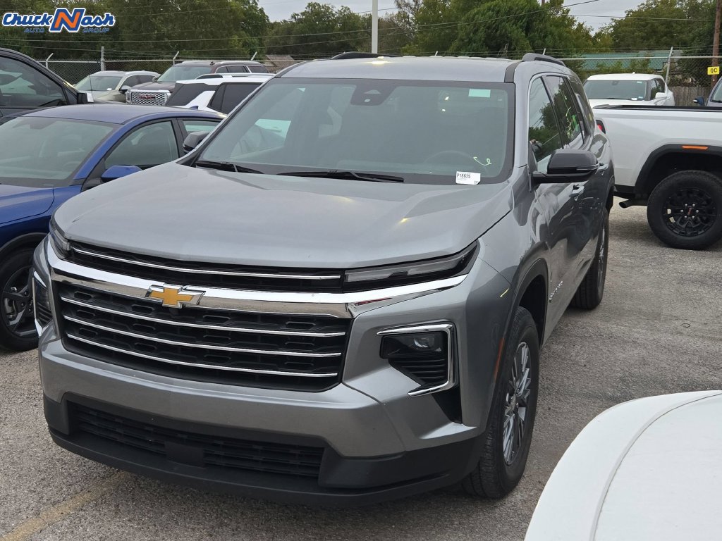 Used 2025 Chevrolet Traverse LT FWD image 3