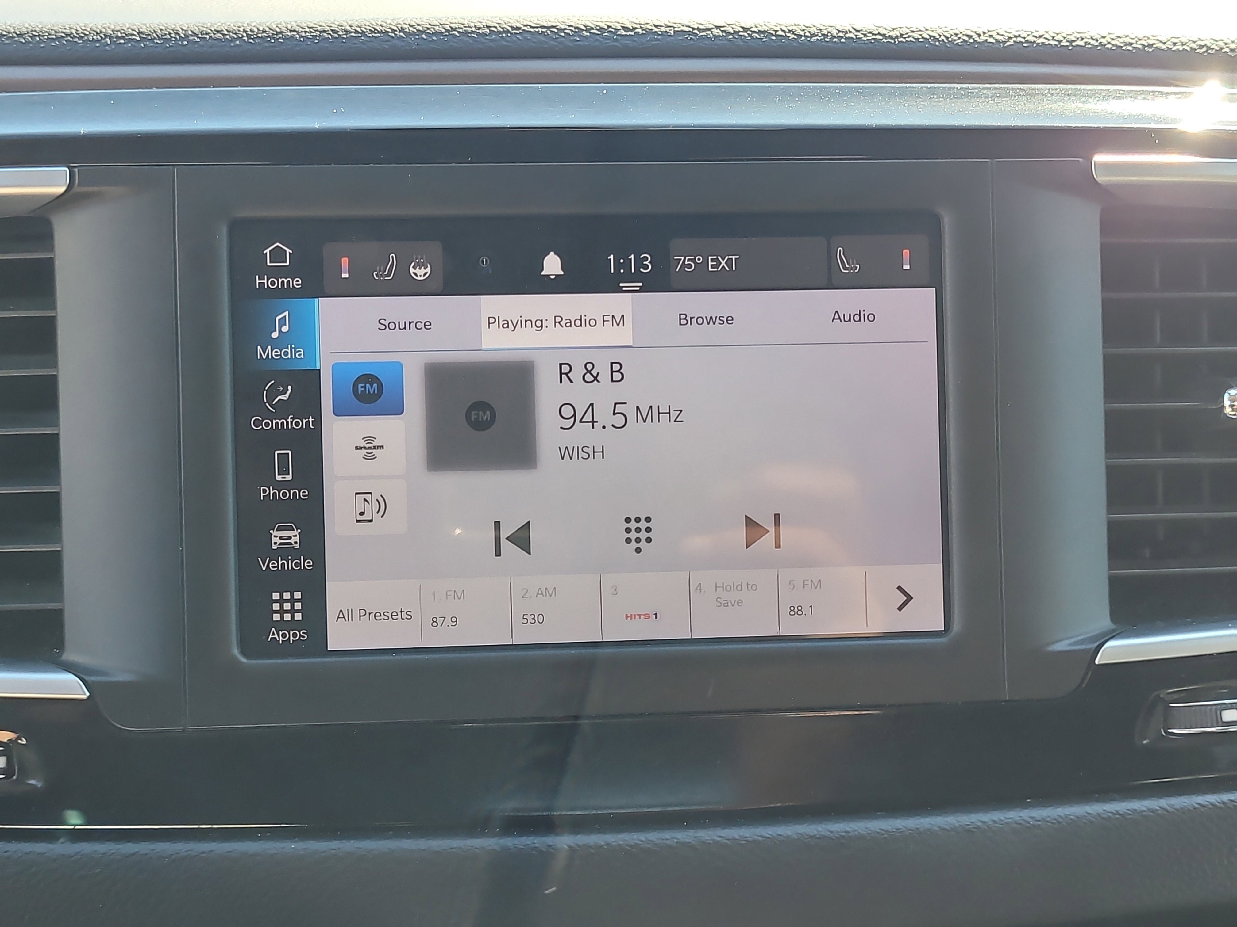 Used 2022 Chrysler Voyager LX image 23