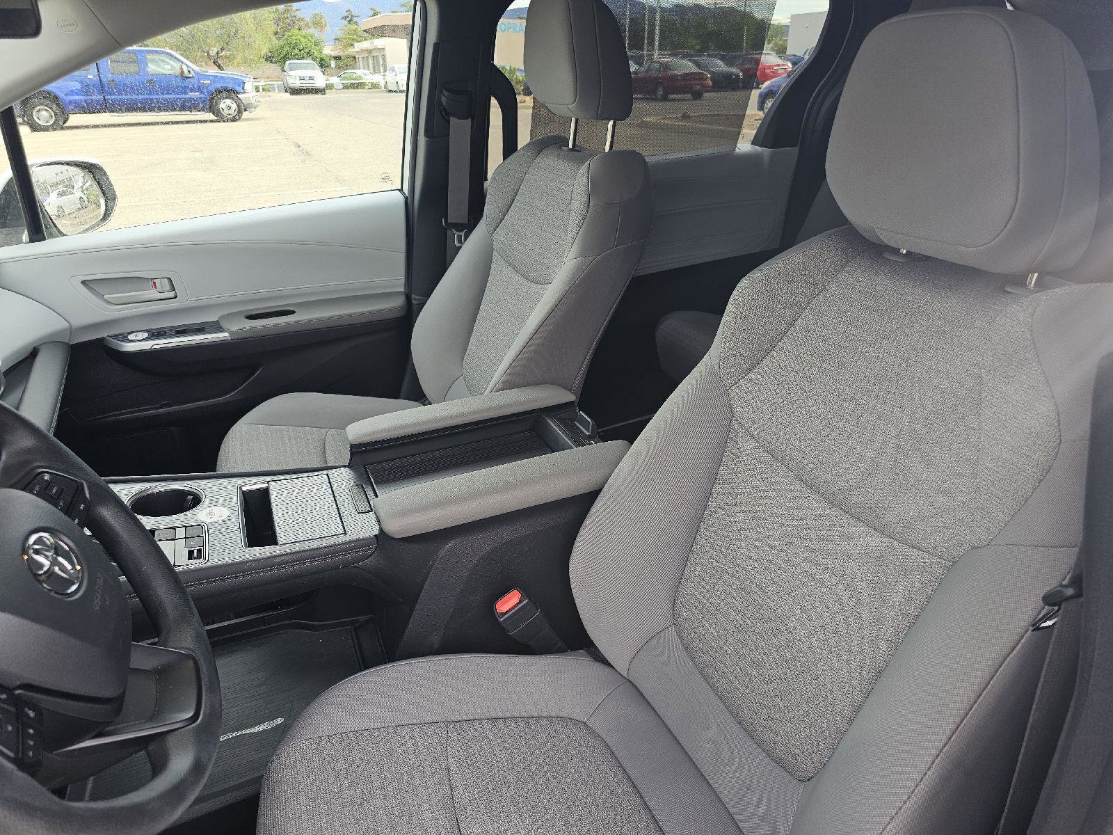 Used 2025 Toyota Sienna LE image 28