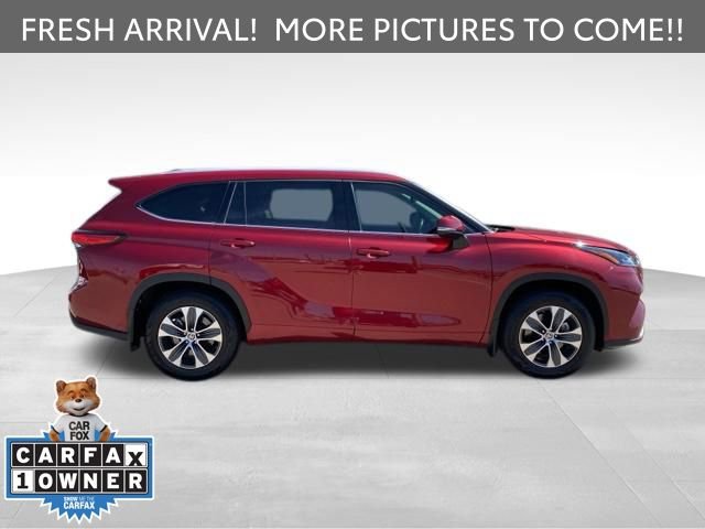 Used 2022 Toyota Highlander XLE image 2