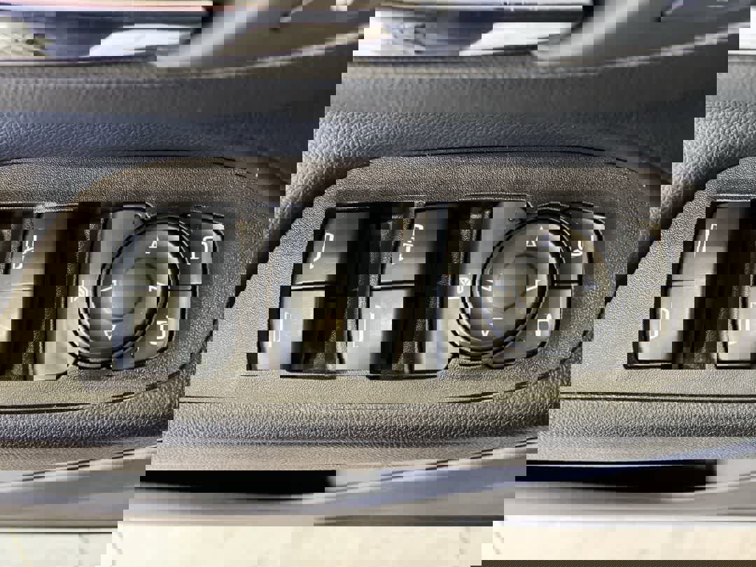 Used 2020 Chevrolet Equinox LT w/ Driver Convenience Package image 16