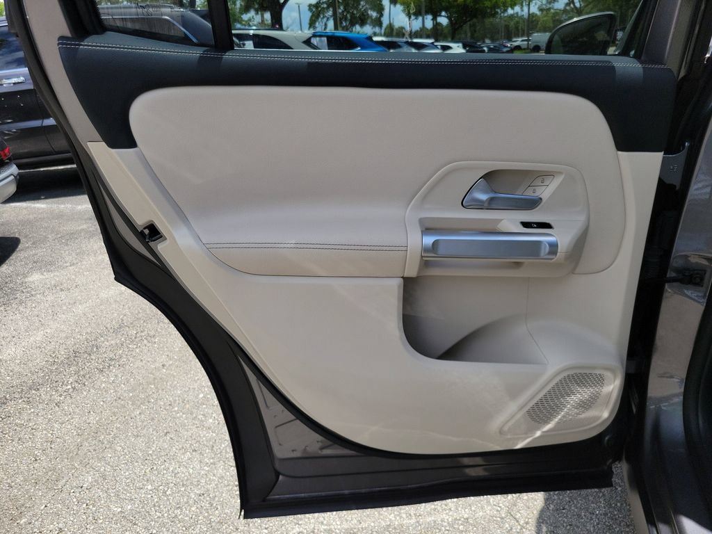 Used 2023 Mercedes-Benz GLB 250 image 8
