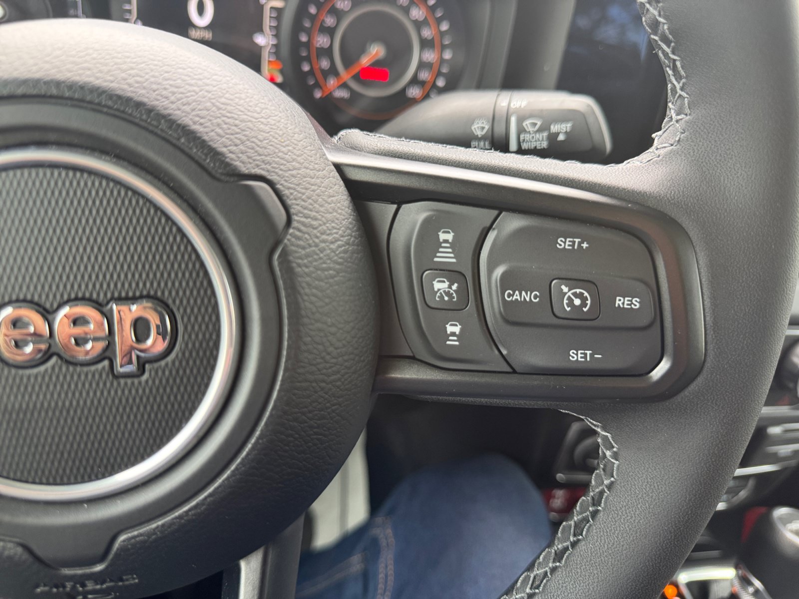 Used 2025 Jeep Gladiator Rubicon w/ Convenience Group AWD/4WD image 19