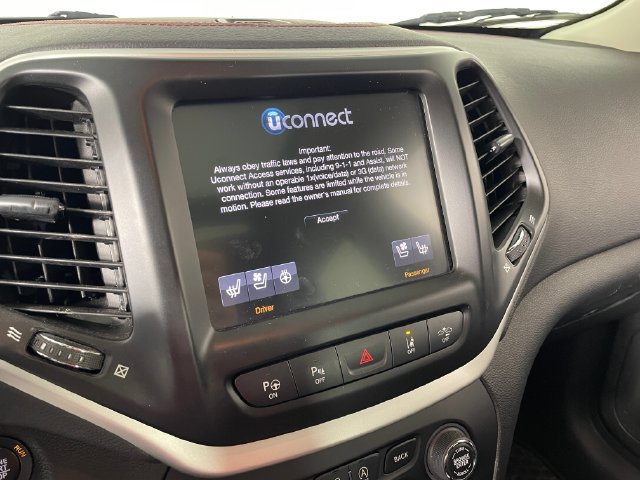 Used 2017 Jeep Cherokee Trailhawk AWD/4WD image 7