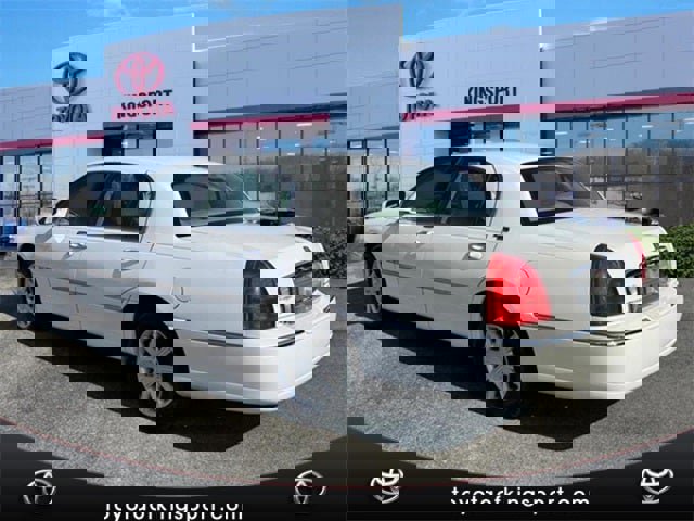 Used 2007 Lincoln Town Car Signature Limited image 3