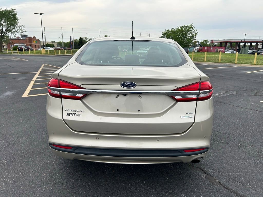 Used 2017 Ford Fusion SE w/ Fusion SE Technology Package image 10