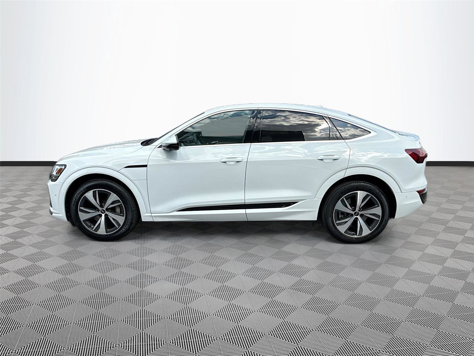 Certified 2024 Audi Q8 e-tron Premium Plus w/ Premium Plus Package image 4