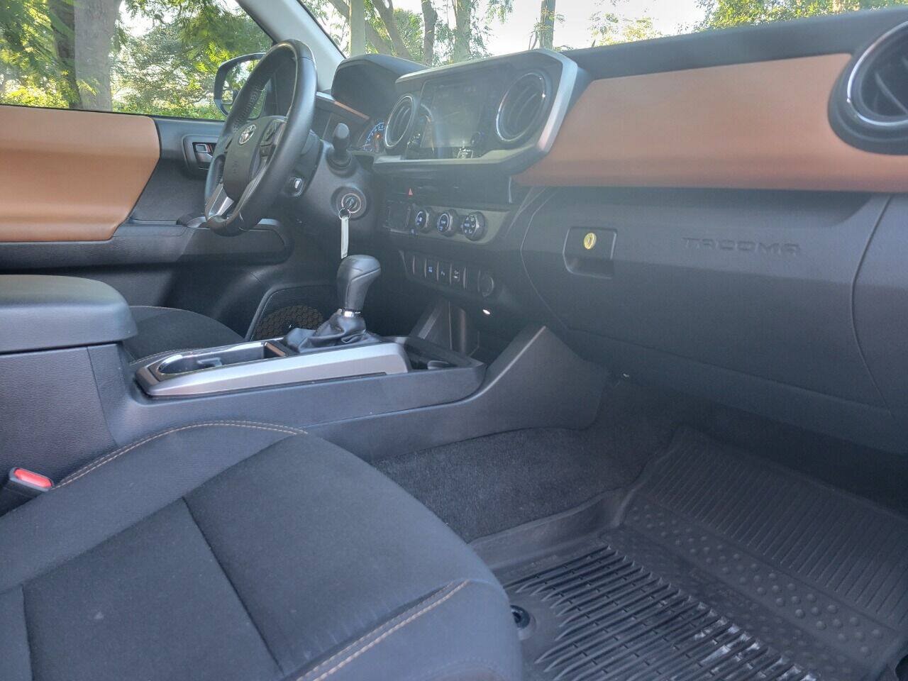 Used 2017 Toyota Tacoma SR5 w/ Tow Package RWD image 9