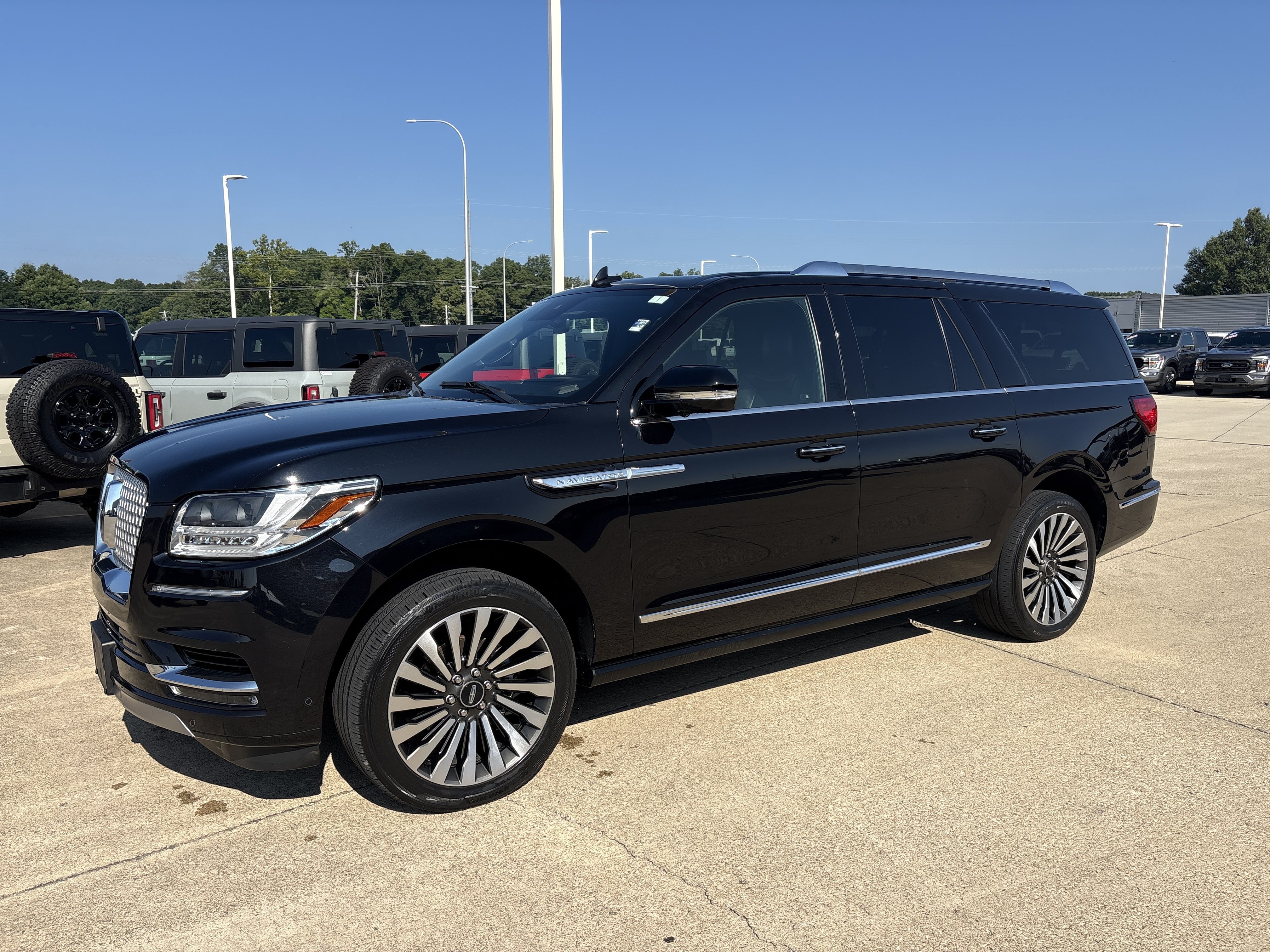 Used 2021 Lincoln Navigator L Reserve w/ Luxury Package AWD/4WD image 2
