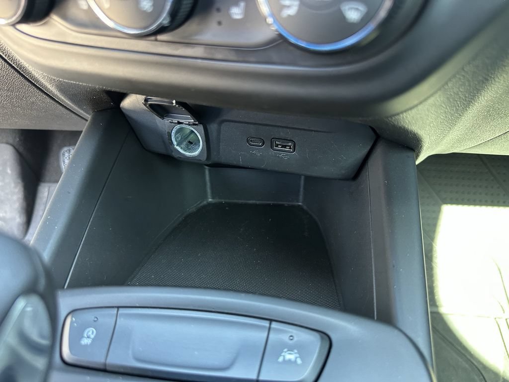 Used 2025 Chevrolet Trax RS FWD image 26