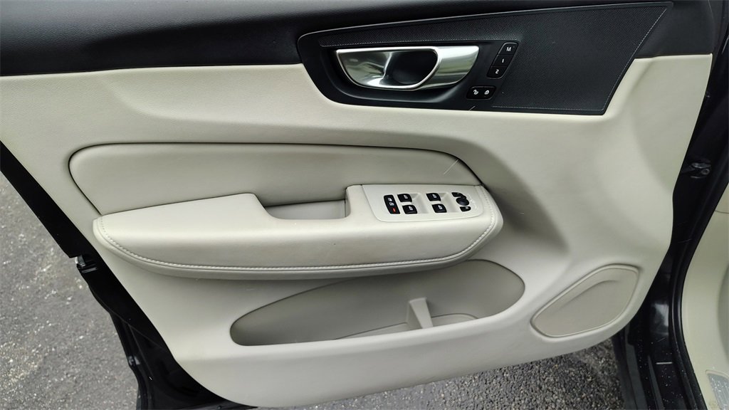 Used 2023 Volvo XC60 B5 Plus w/ Climate Package image 8