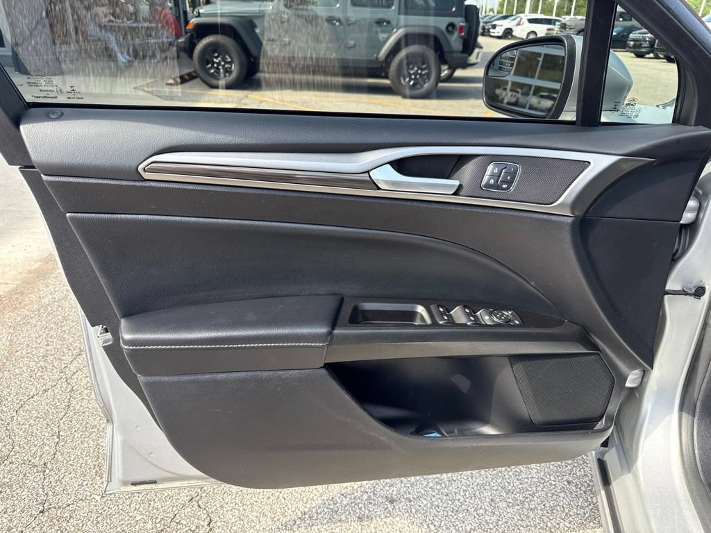 Used 2018 Ford Fusion SE w/ Fusion SE Technology Package FWD image 19