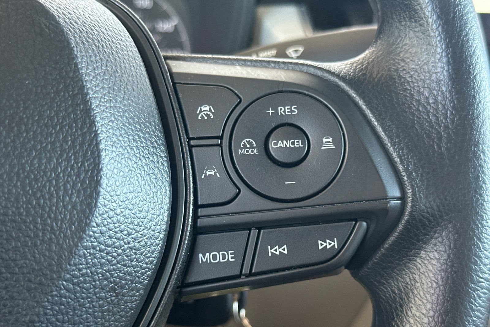 Used 2025 Toyota Corolla Cross L FWD image 27