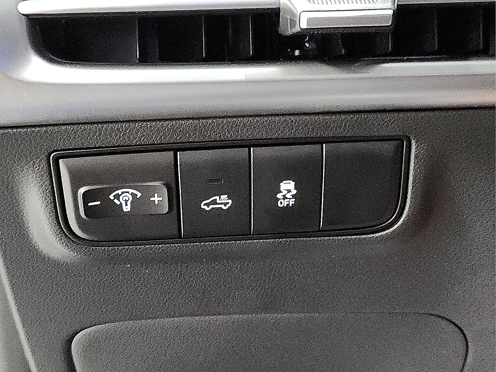 Used 2026 Hyundai Santa Cruz SEL FWD image 16