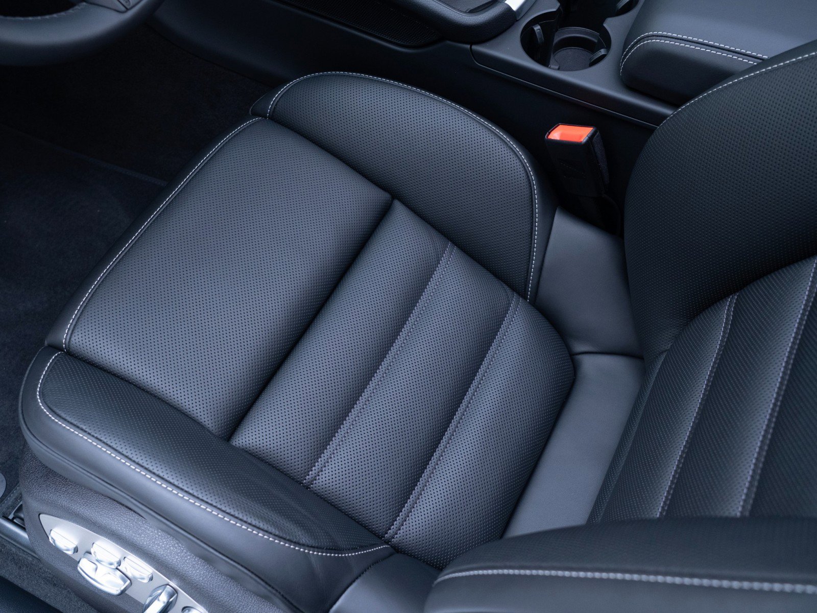 New 2026 Porsche Macan Turbo image 17