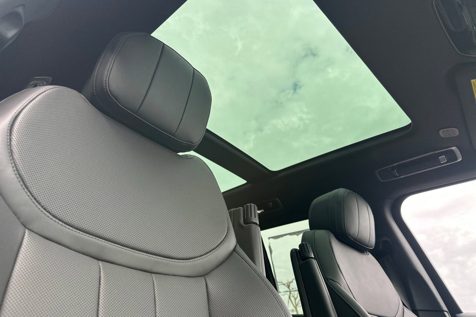 New 2026 Land Rover Range Rover SE image 22