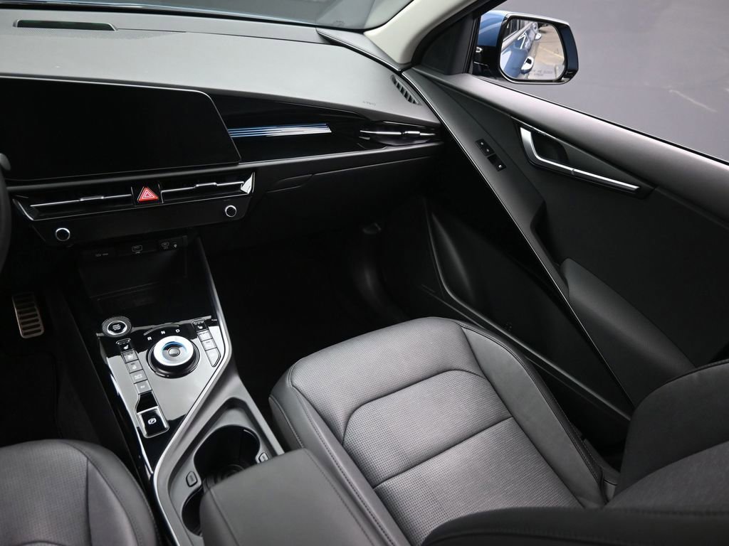 Used 2023 Kia Niro SX Touring image 12