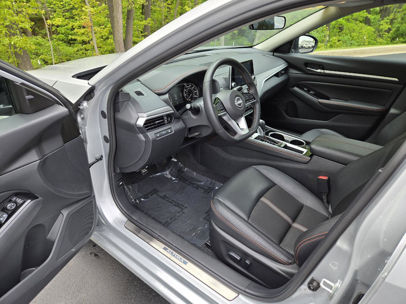 Used 2025 Nissan Altima 2.5 SR FWD image 11