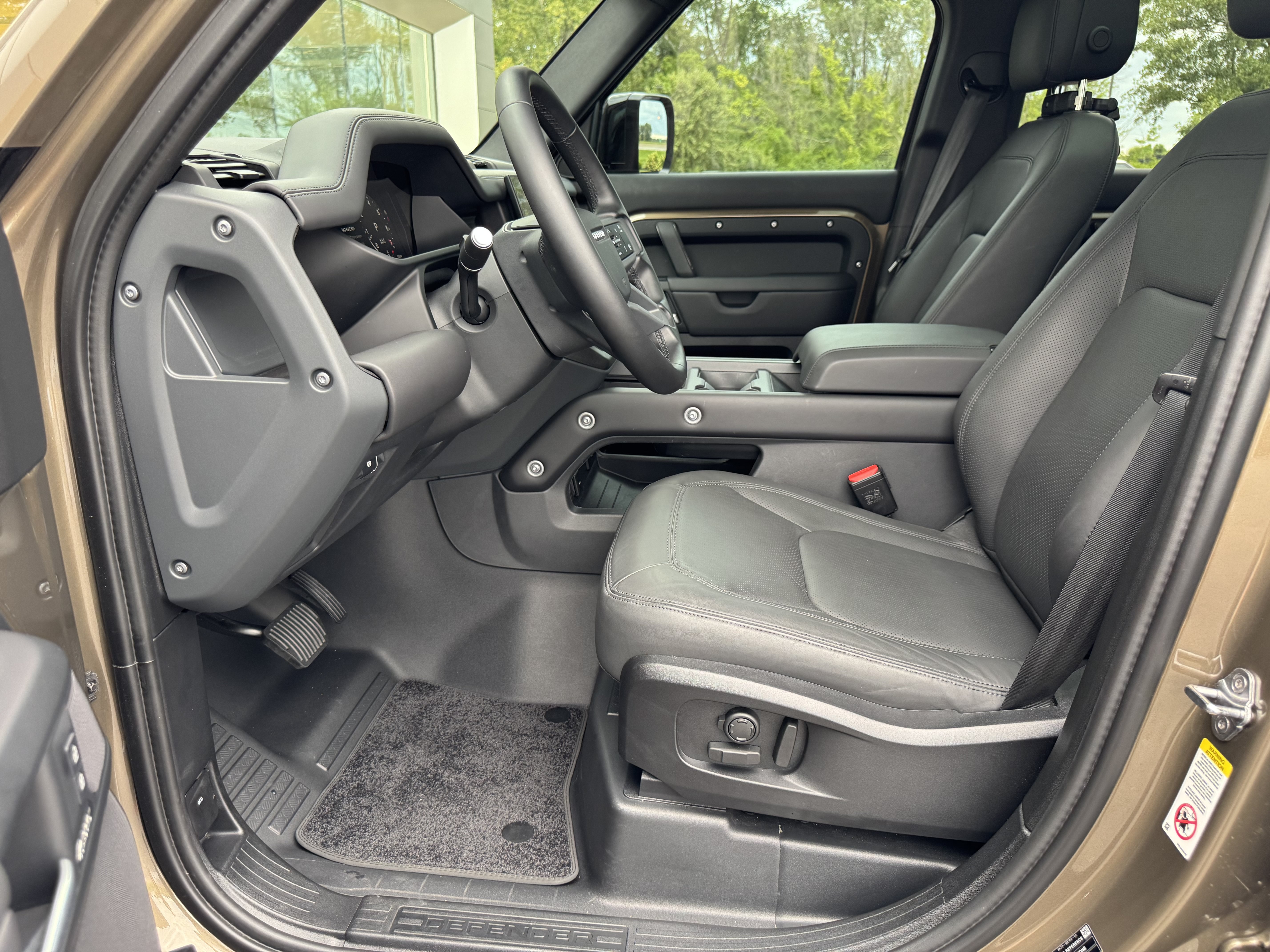Certified 2025 Land Rover Defender 110 X-Dynamic SE AWD/4WD image 14
