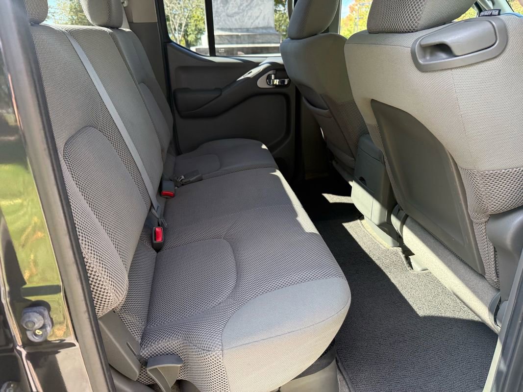 Used 2011 Nissan Frontier SV image 30