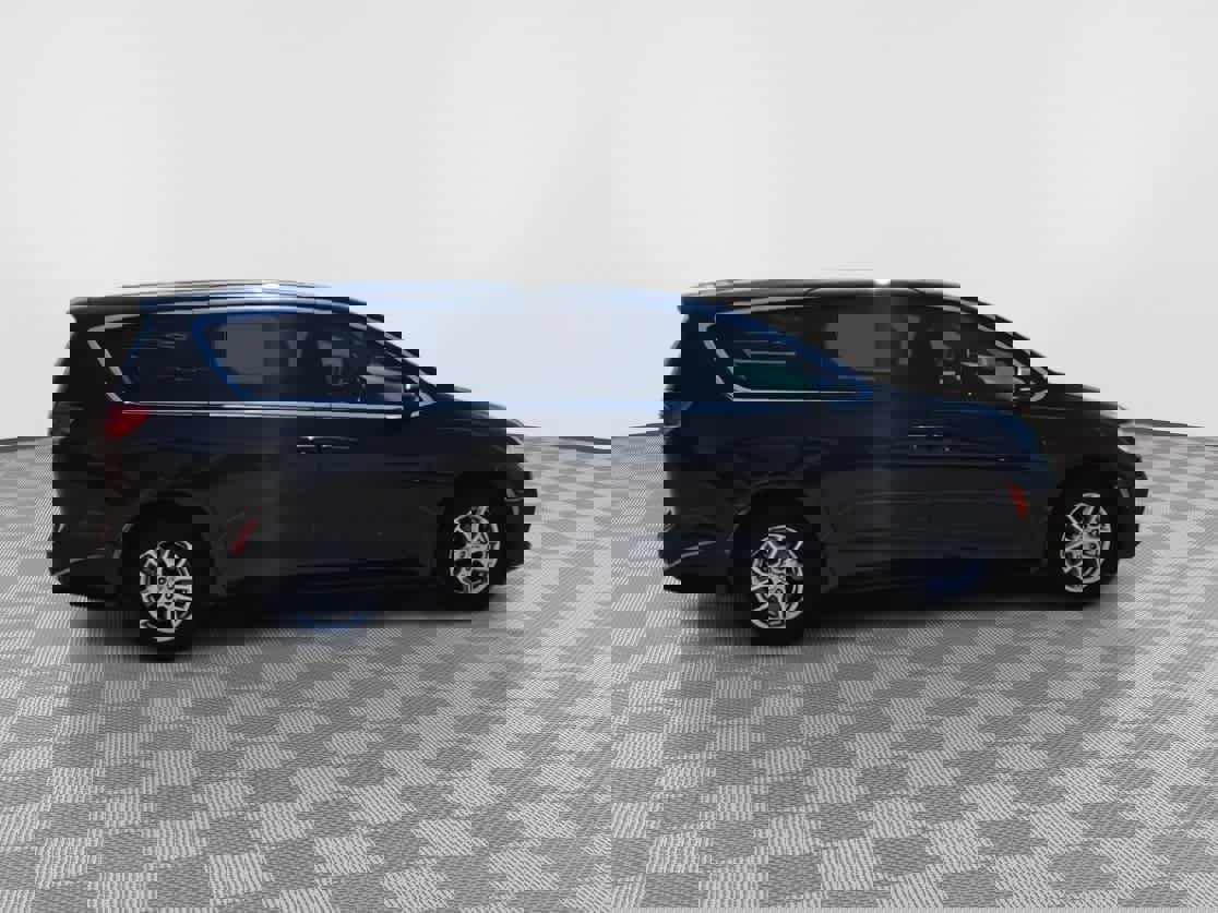 Used 2023 Chrysler Pacifica Touring-L image 9