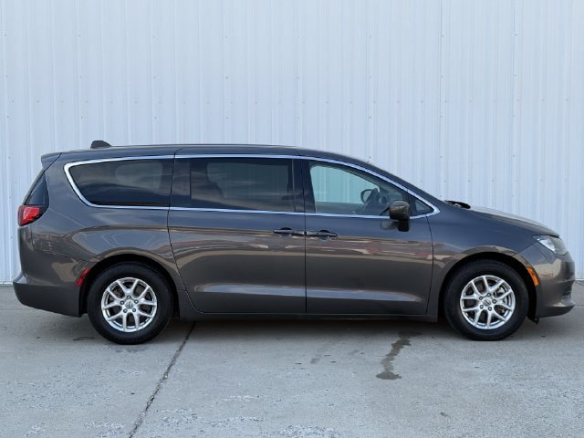 Used 2022 Chrysler Voyager LX FWD image 3