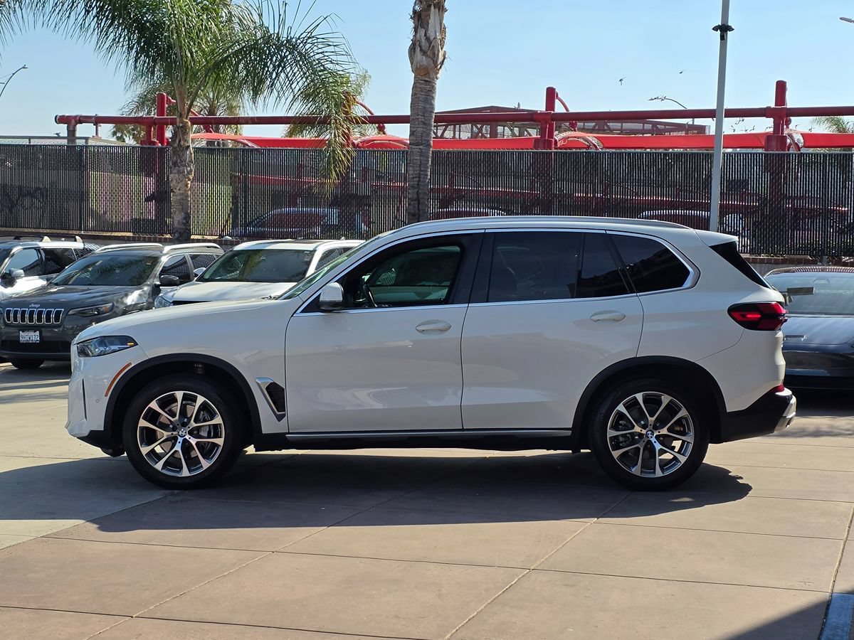 Used 2024 BMW X5 xDrive40i w/ Parking Assistance Package AWD/4WD image 11