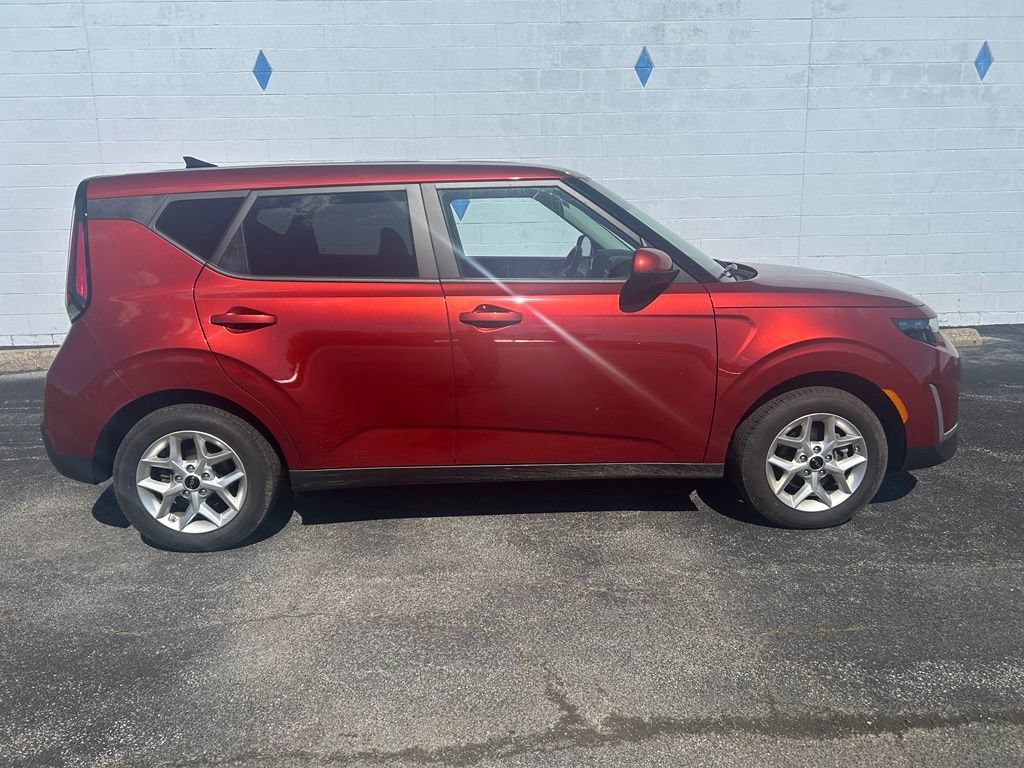 Used 2025 Kia Soul LX w/ LX Technology Package FWD image 1