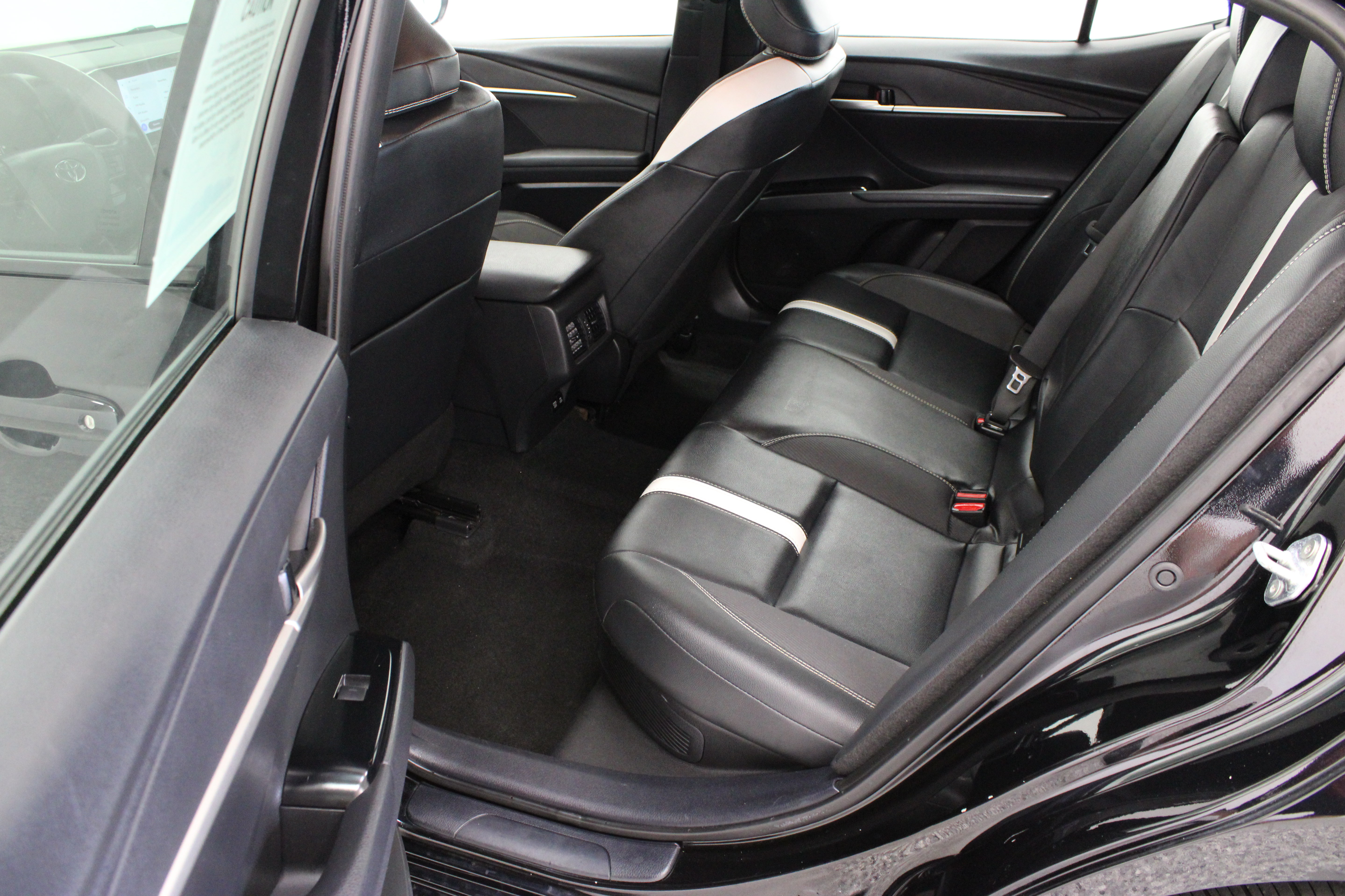 Used 2025 Toyota Camry SE FWD image 28