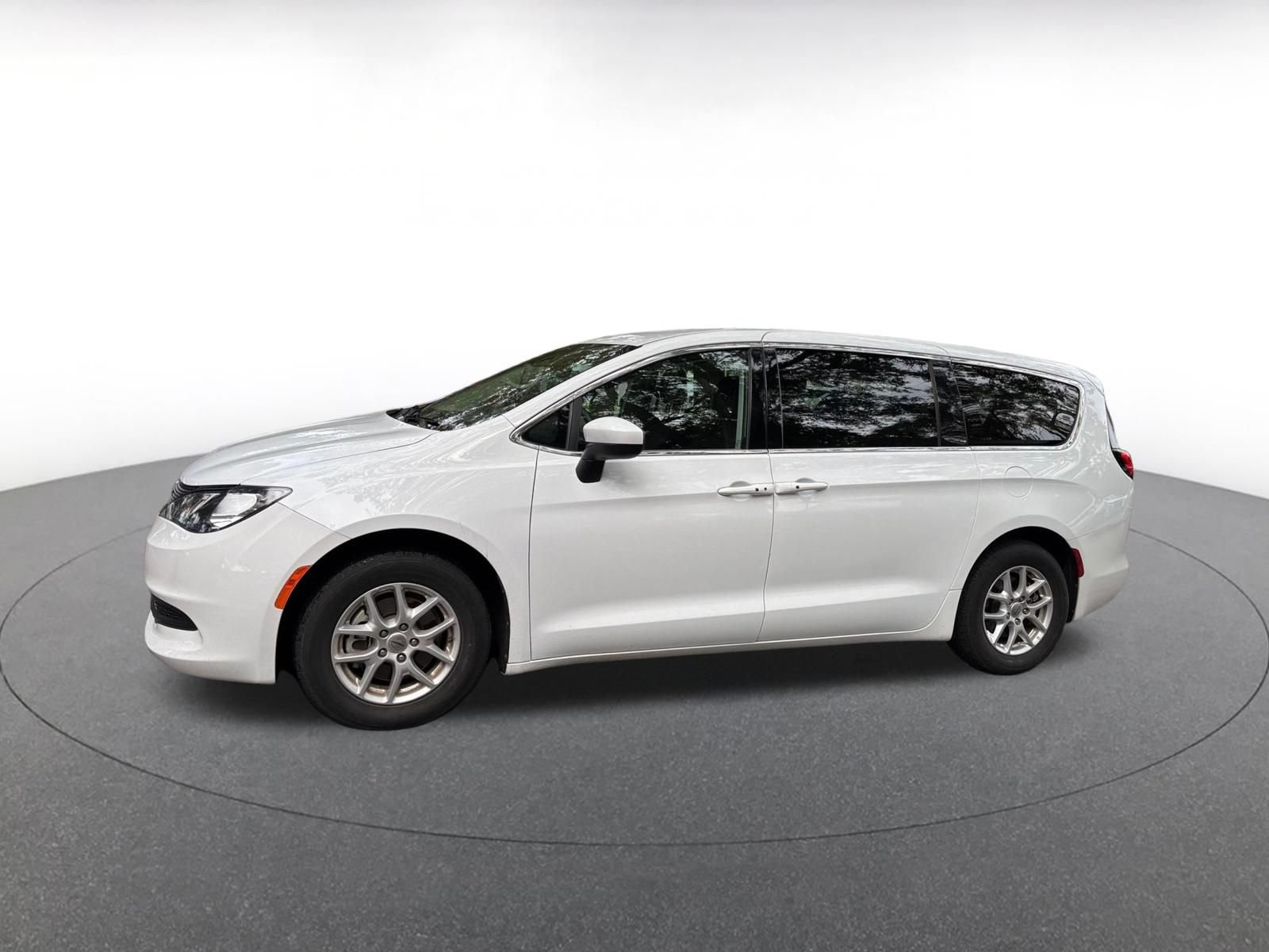 Used 2023 Chrysler Voyager LX FWD image 4