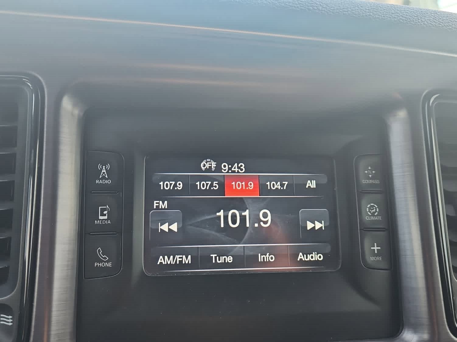 Used 2015 Dodge Challenger SXT image 15