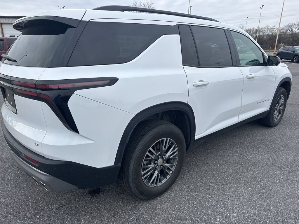 Used 2024 Chevrolet Traverse LT image 3