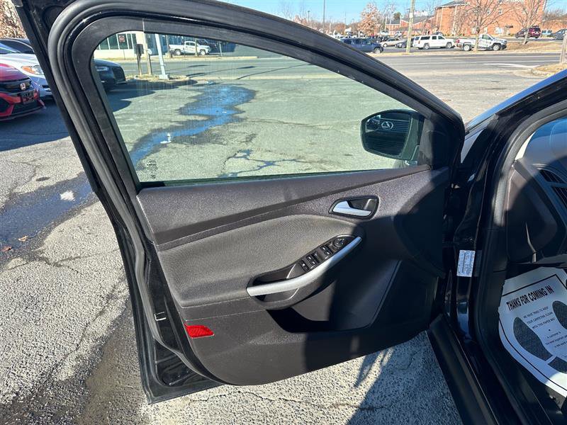 Used 2014 Ford Focus SE w/ Equipment Group 201A image 24