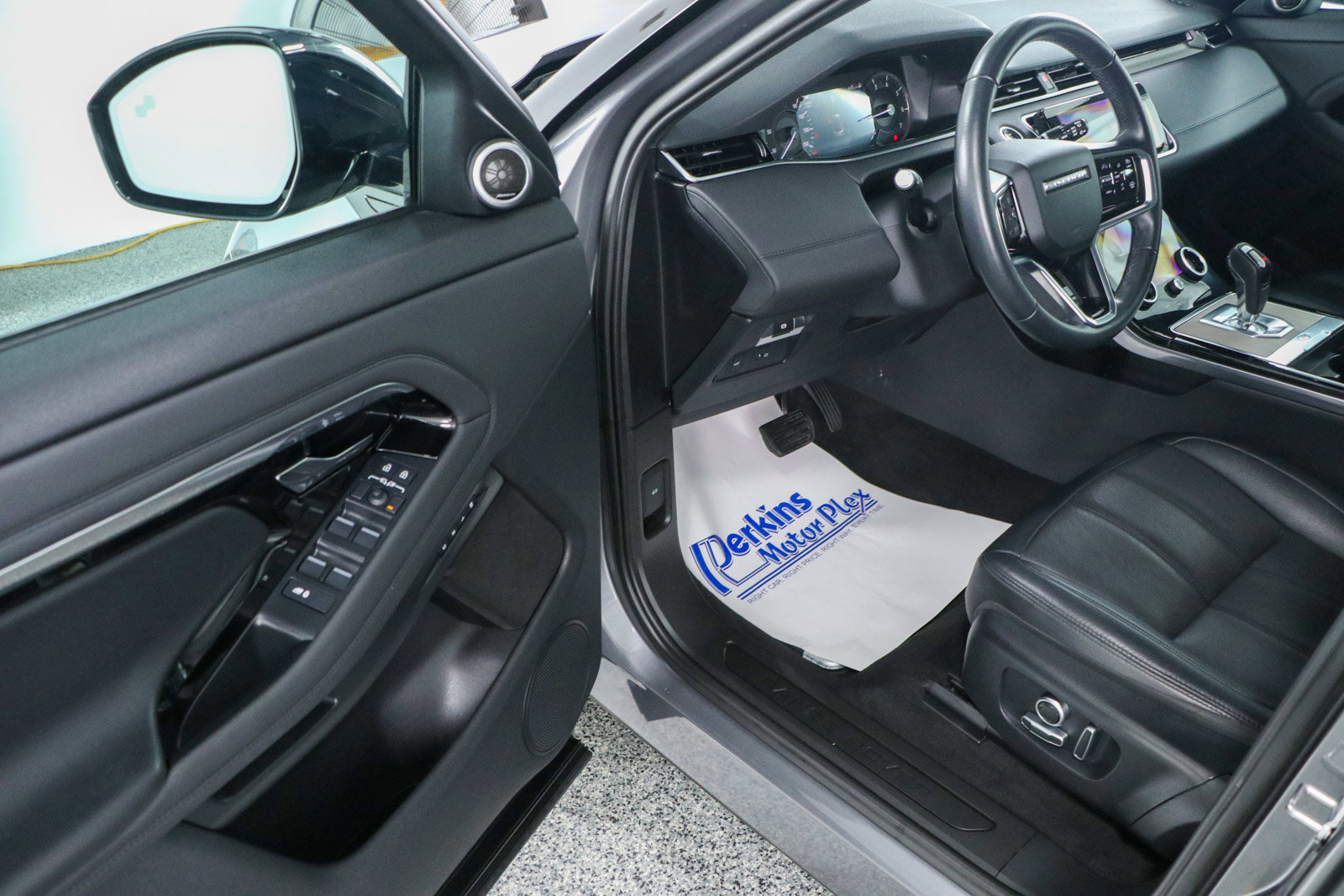 Used 2023 Land Rover Range Rover Evoque S image 3