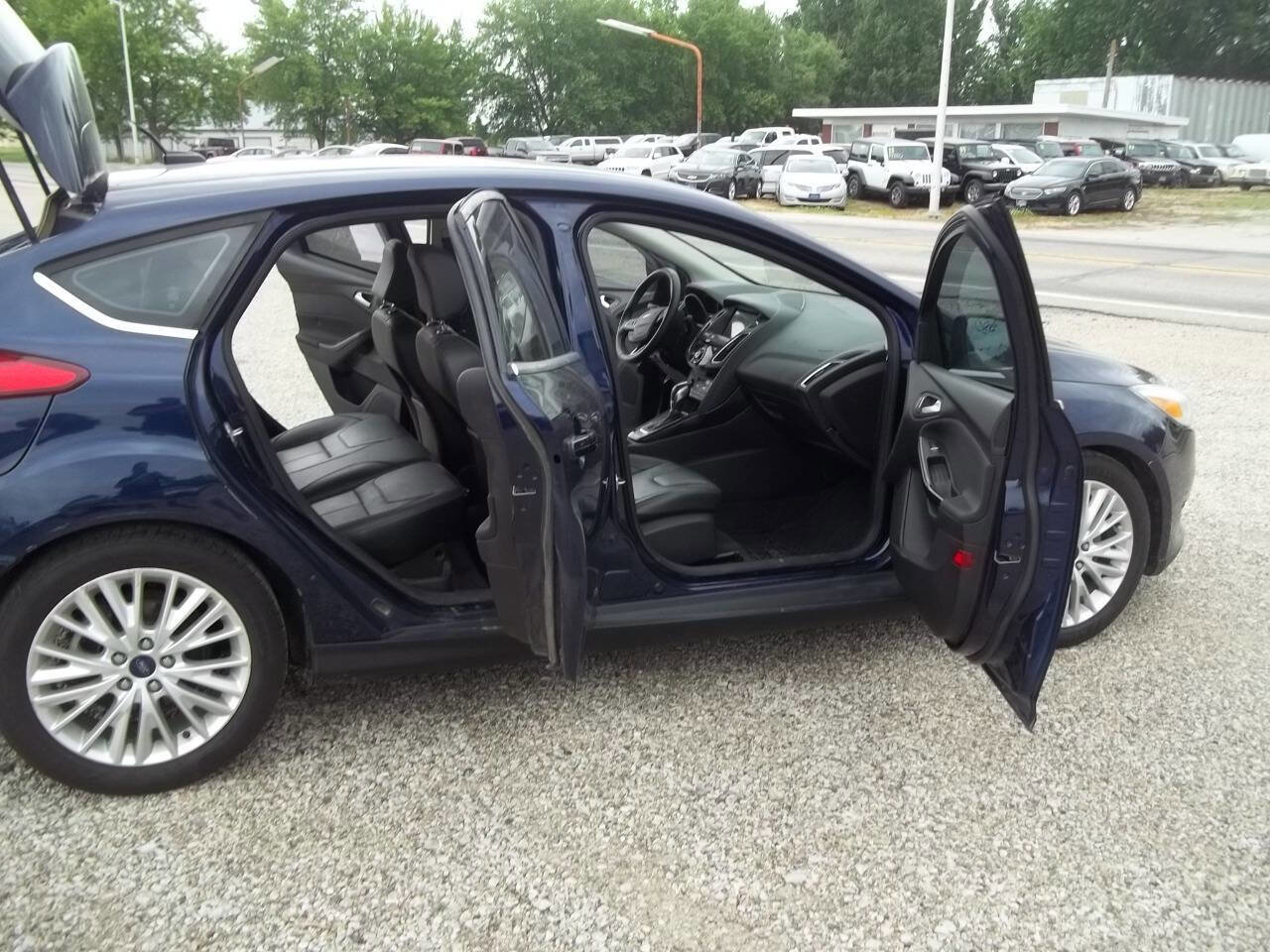 Used 2016 Ford Focus Titanium w/ Titanium Cold Weather Package FWD image 3