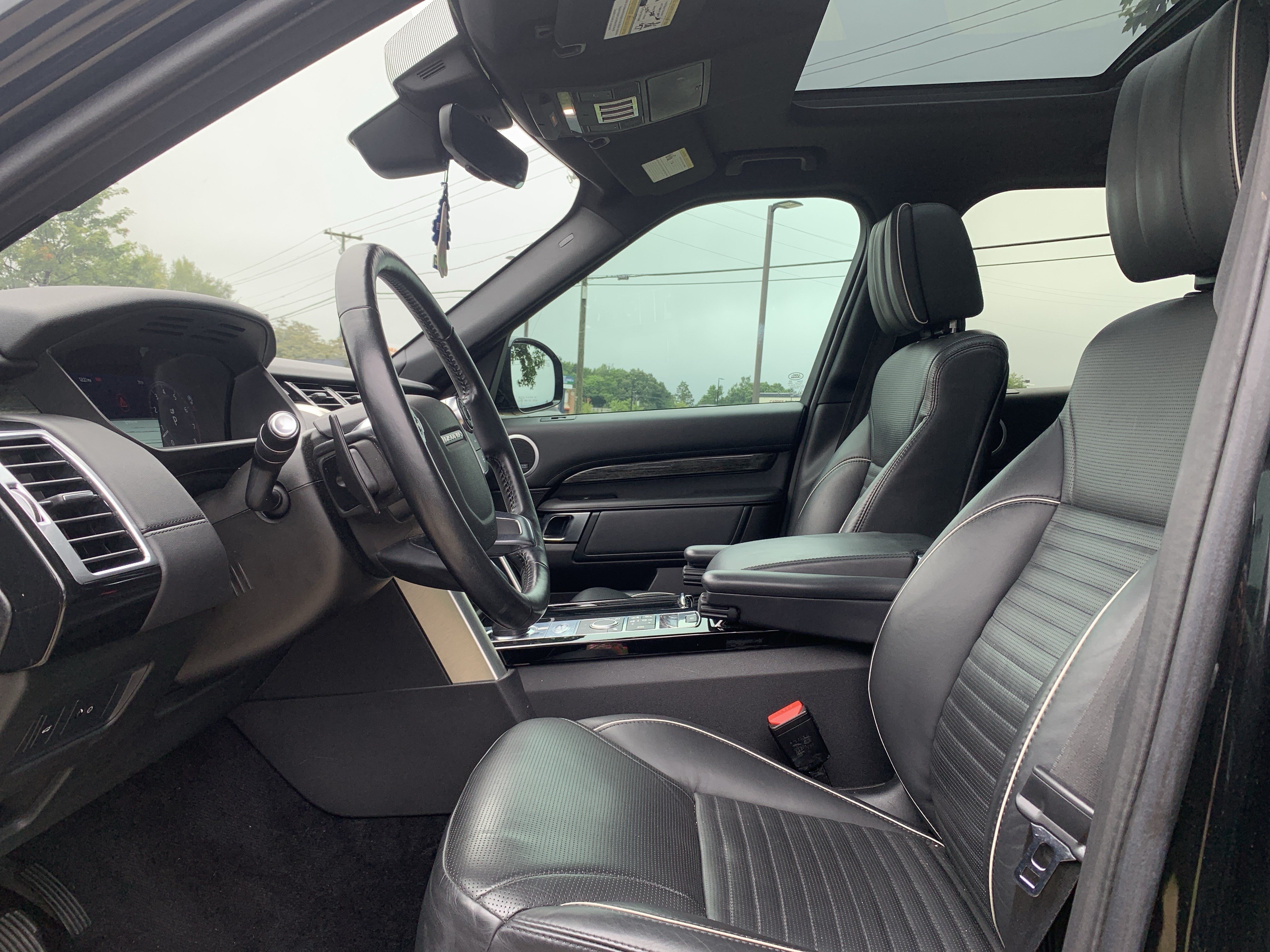 Used 2018 Land Rover Discovery HSE Luxury AWD/4WD image 16