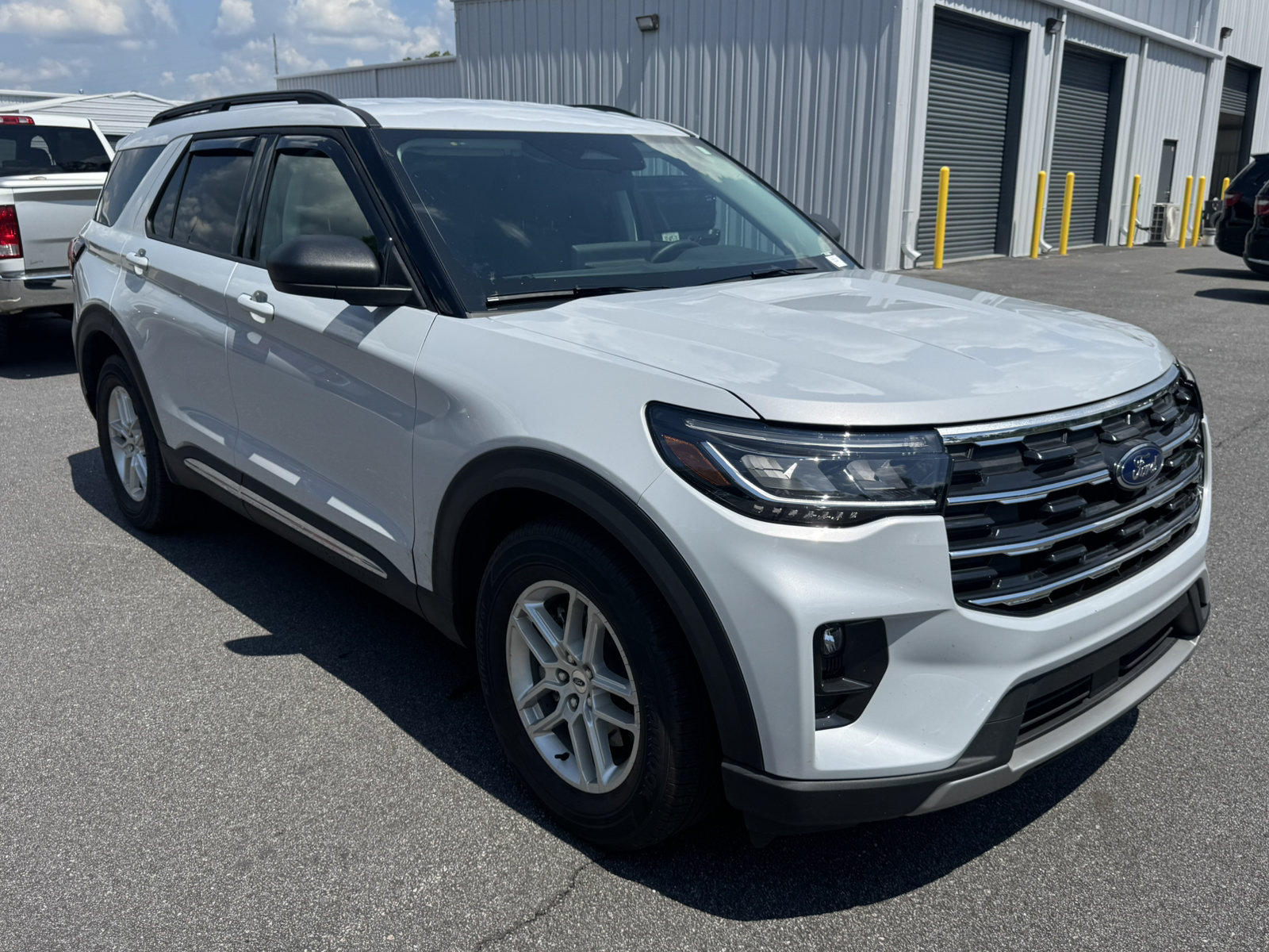 Used 2025 Ford Explorer Active w/ Active Comfort Package RWD image 3