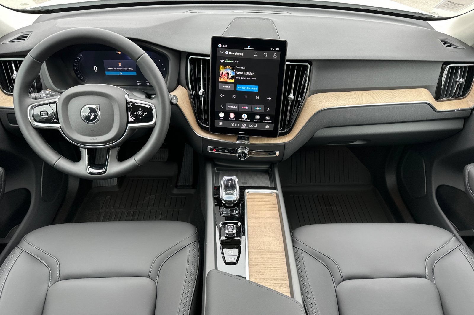 New 2026 Volvo XC60 T8 Plus w/ Climate Package PRO AWD/4WD image 13