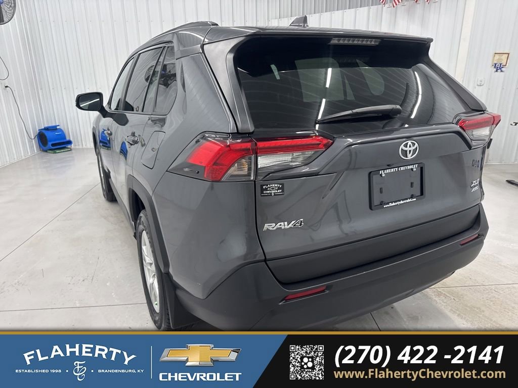 Used 2021 Toyota RAV4 XLE w/ XLE Grade Weather Package image 5