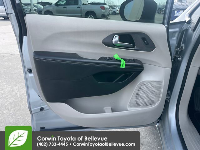 Used 2023 Chrysler Pacifica Touring-L image 18