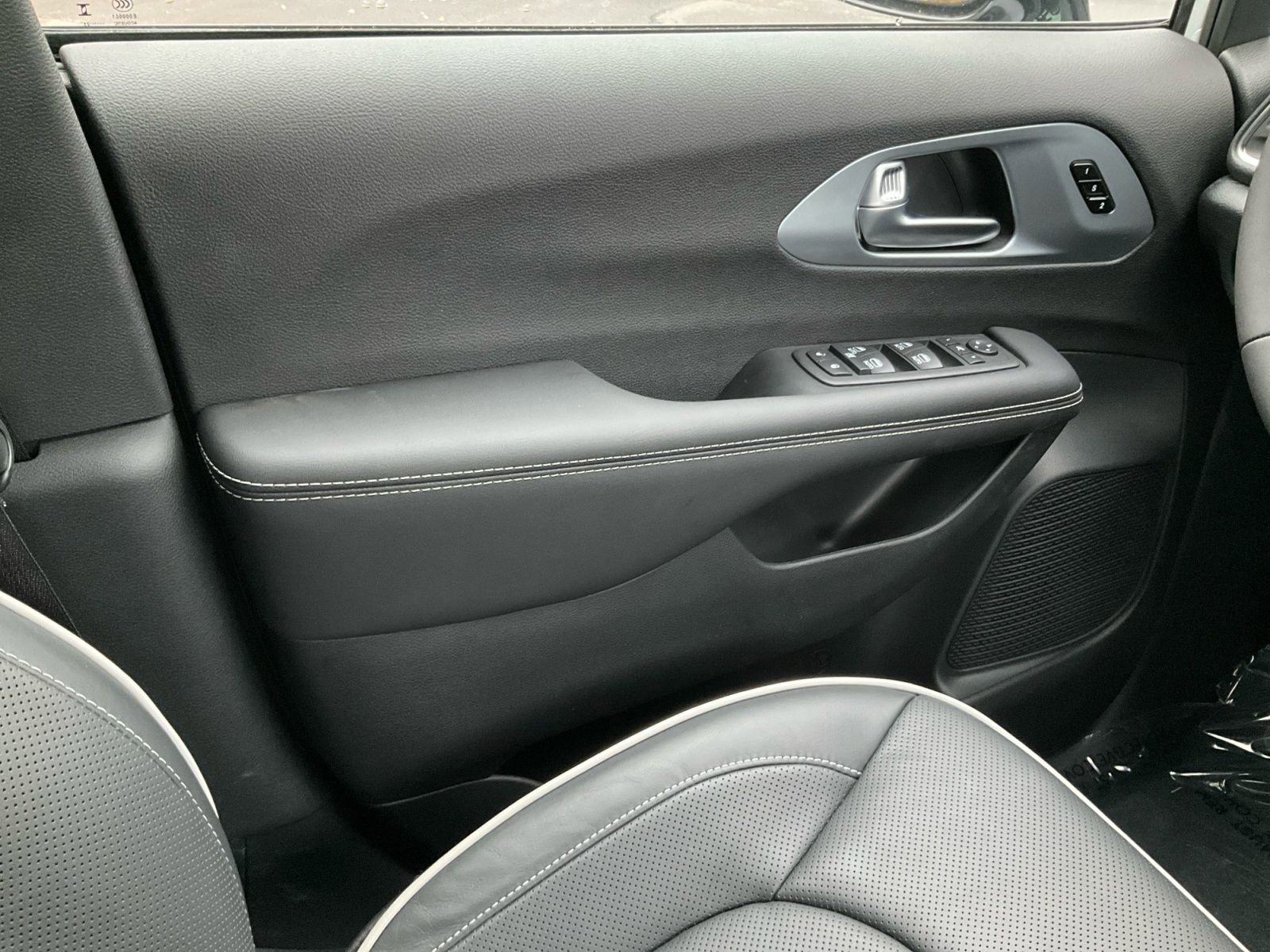 New 2026 Chrysler Pacifica Limited w/ S Appearance Package image 17