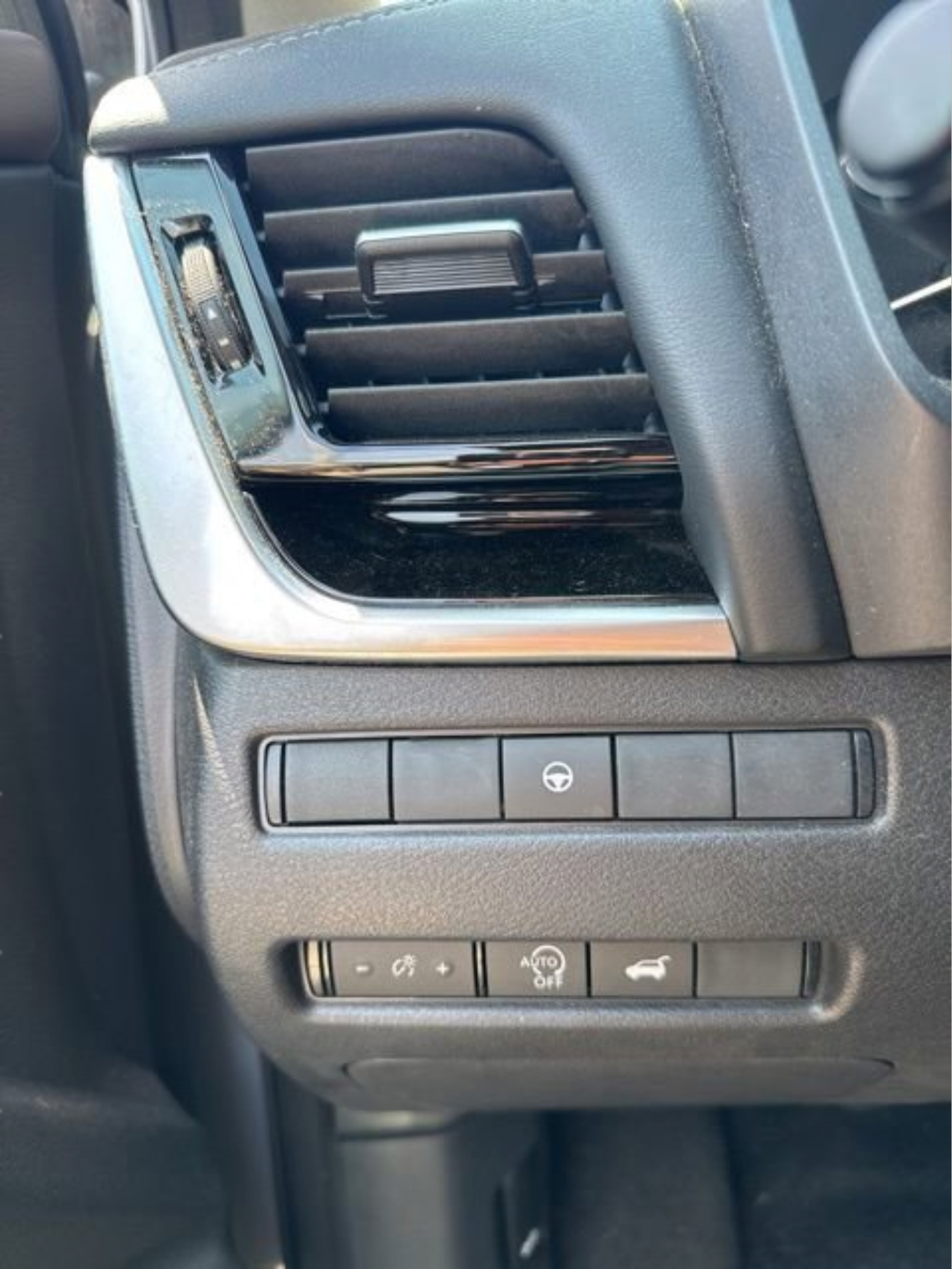 Used 2023 Nissan Rogue SL AWD/4WD image 17