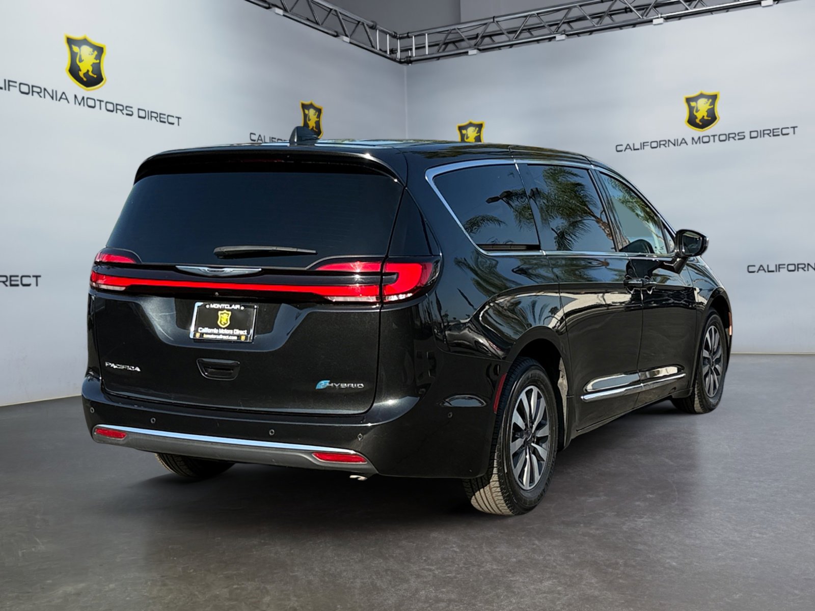 Used 2022 Chrysler Pacifica Limited w/ Uconnect Theater Family Group FWD image 5