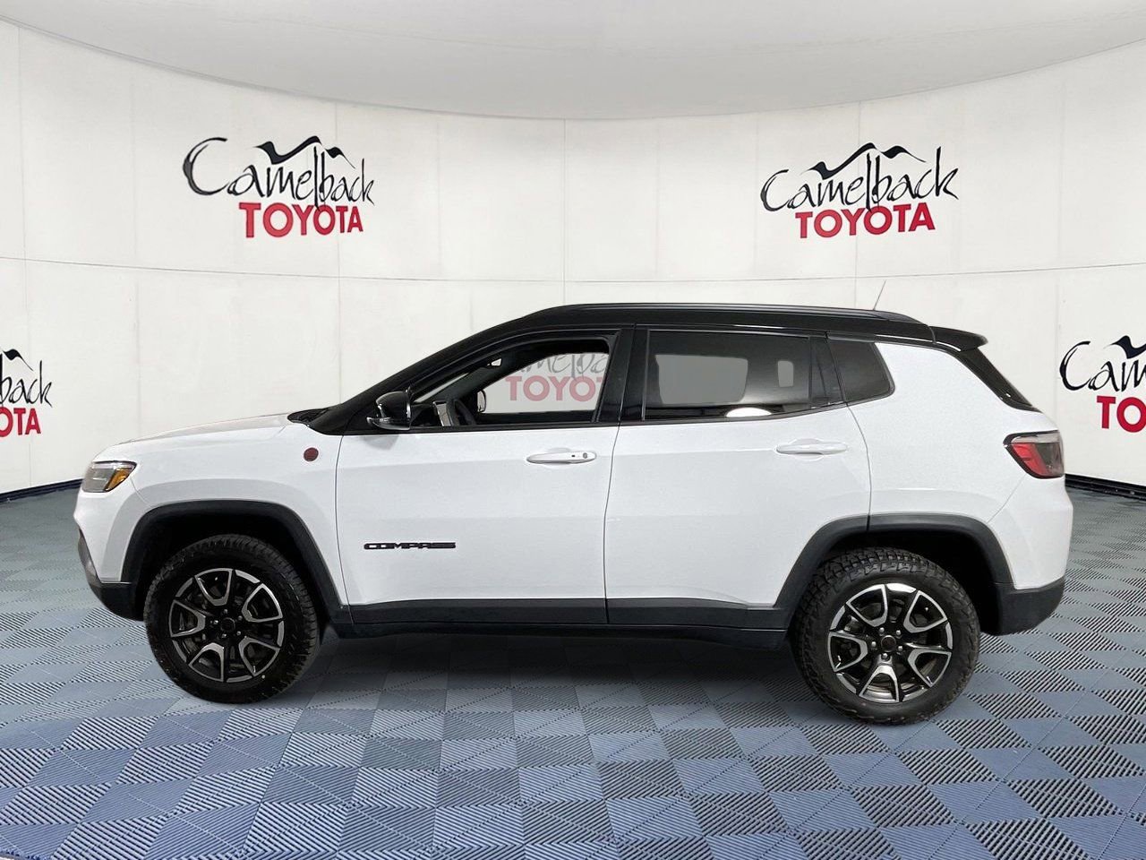 Used 2025 Jeep Compass Trailhawk AWD/4WD image 4